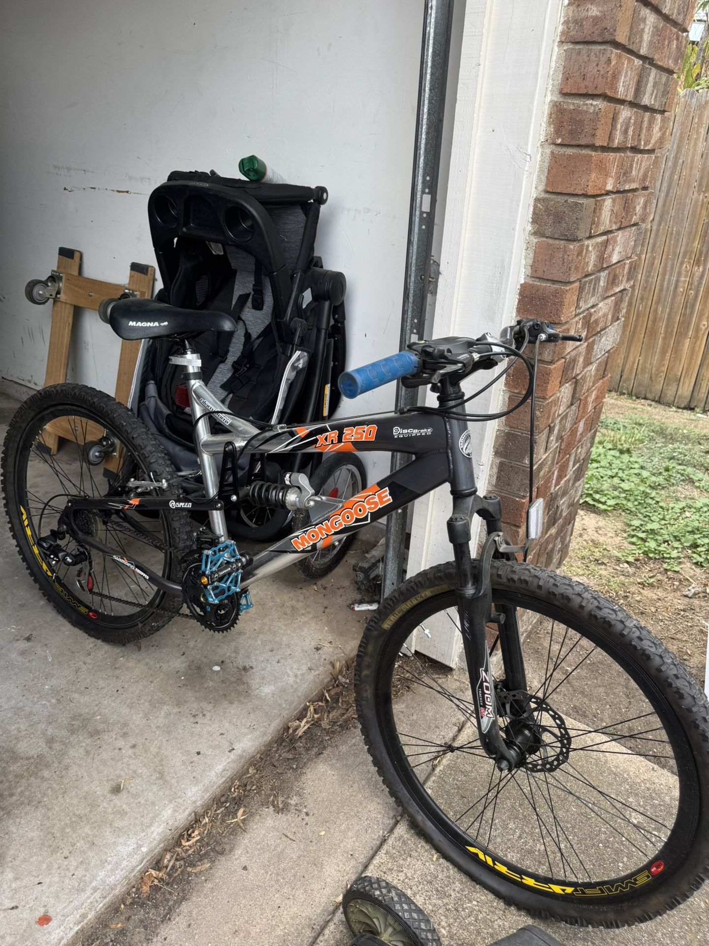 Mongoose XR250 Mountain Bike