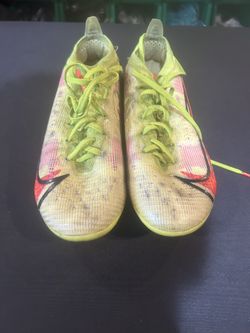 Nike Soocer Cleats: Size 8 