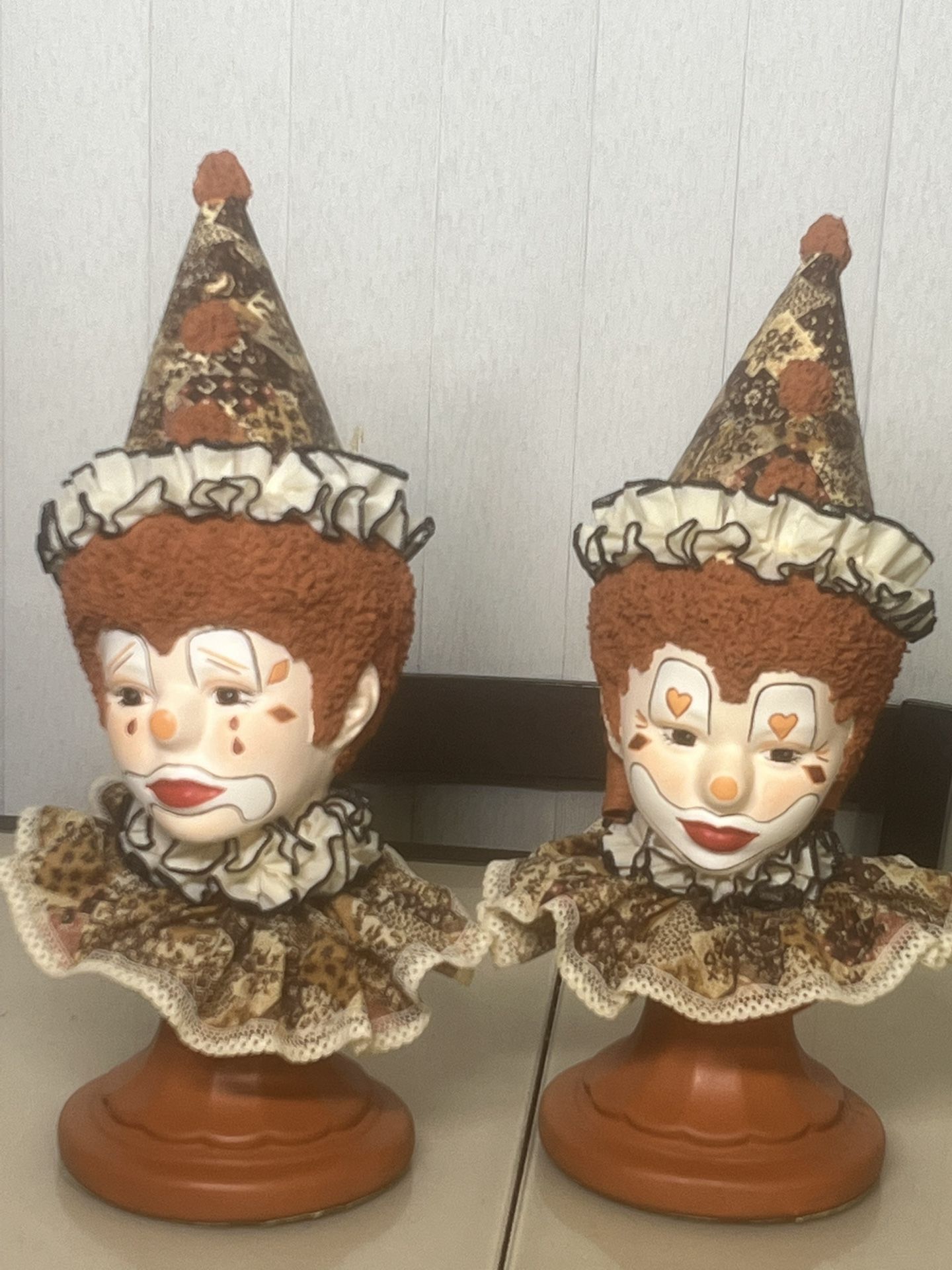 Vintage Clowns Sculpture Ceramic Handpainted Very Detailed. Used in good condition with some minor cosmetic blemishes. These blemishes are in the form