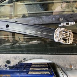 2008  To 2012 Audi Q7 premium. Right rear door window and regulator assembly