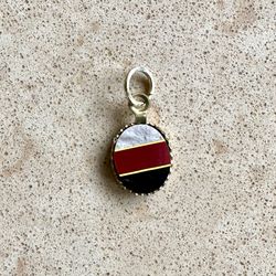 🖤 Pretty, small multicolor pendant reworked from vintage jewelry