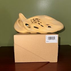 Yeezy Foam Rnnr Mist  Size 9