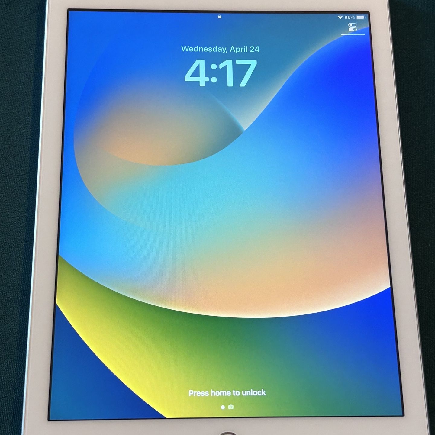 Apple iPad 9.7" Wifi 128GB 2017 Model 5thgen - Silver MP2J2LL/A  unlocked Like New