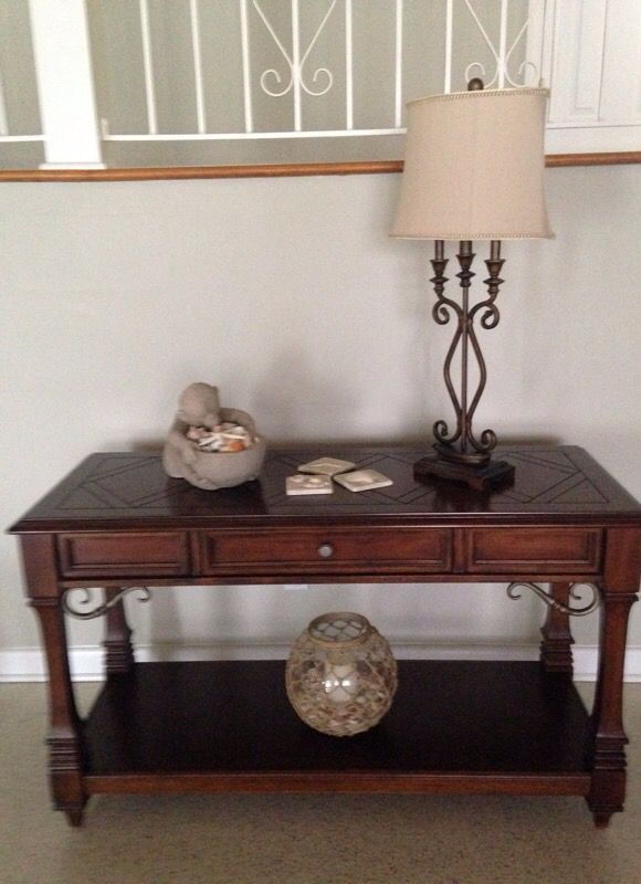Wood entry/console/sofa table. Excellent condition.