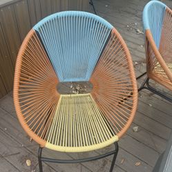 2 Sillas exteriores CB2 – Diseño moderno multicolor