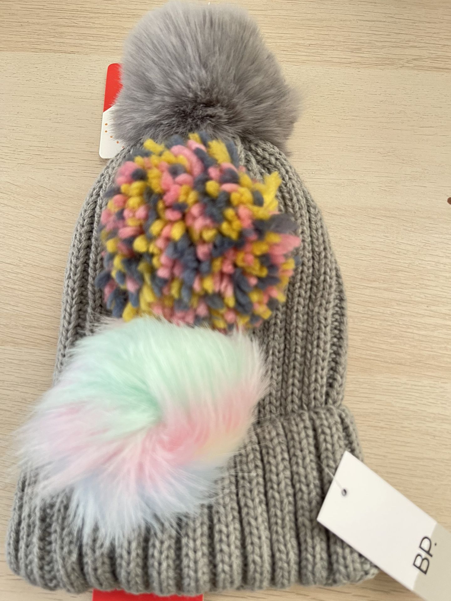 BEANIE AND 3 INTERCHANGEABLE POMS