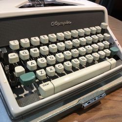 Olympia typewriter in perfect condition 🇩🇪 Made in Germany  📇. 