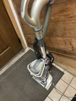 Shark vacuum new bagless swivel head has great suction