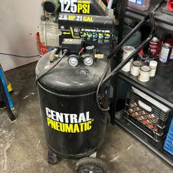 21 Gal 2.5 Hp Air Compressor. Works Great. OBO OBO OBO   