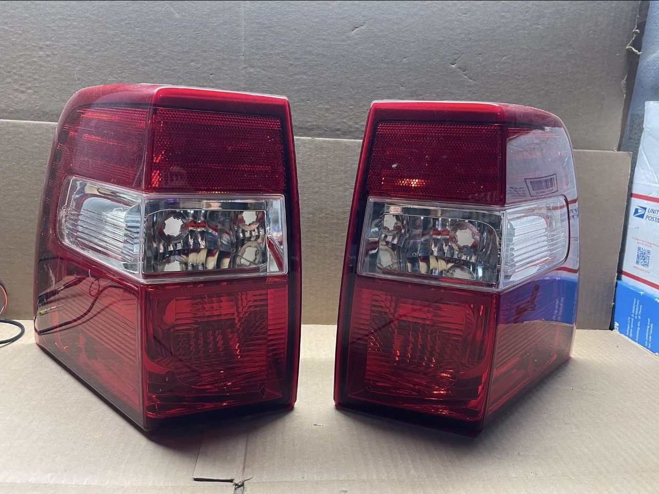 OT125 Fit 07-17 Ford Expedition Red Tail Light Pair