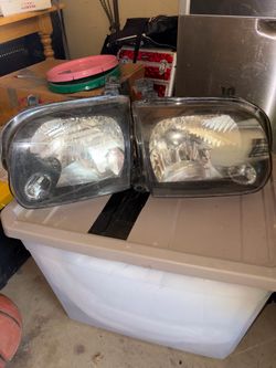 Head lights Toyota Sequoia