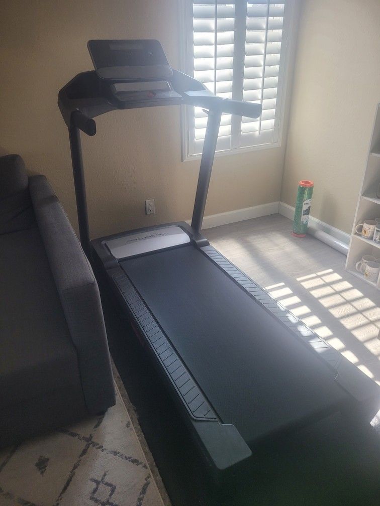ProForm Trainer 8.7 Treadmill (55" Belt, Foldable)