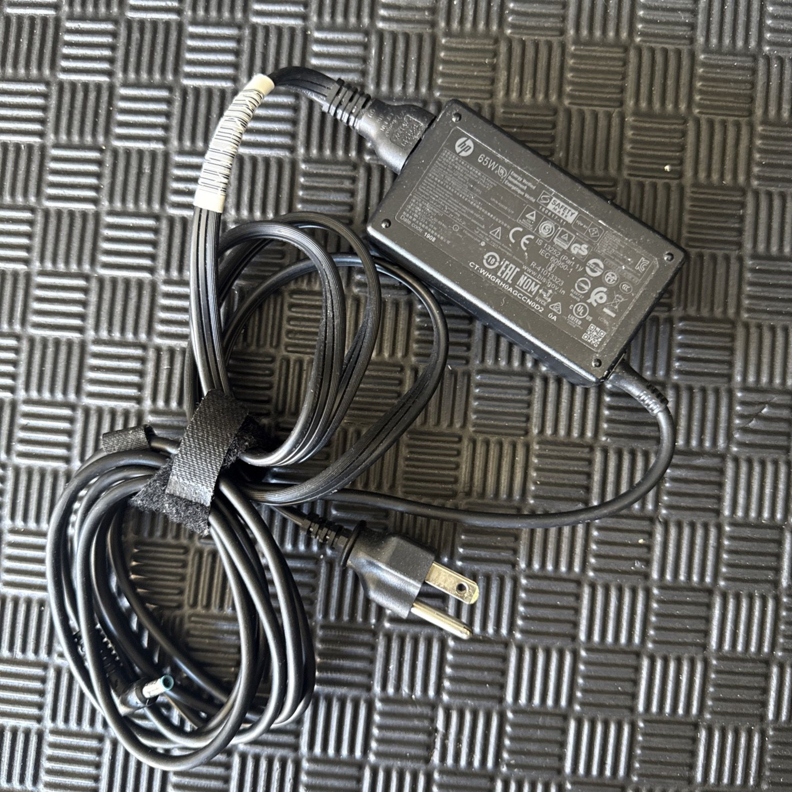 HP 65W laptop power adapter 