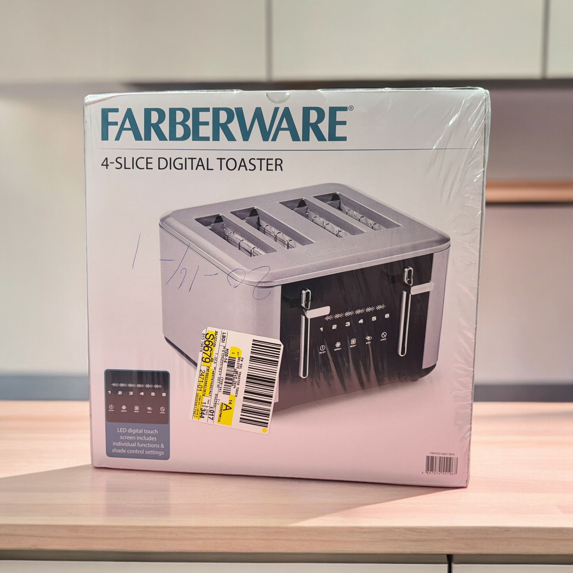Farberware Touchscreen 4Slice Toaster, Stainless Steel and Black, New for Sale in Dublin, OH