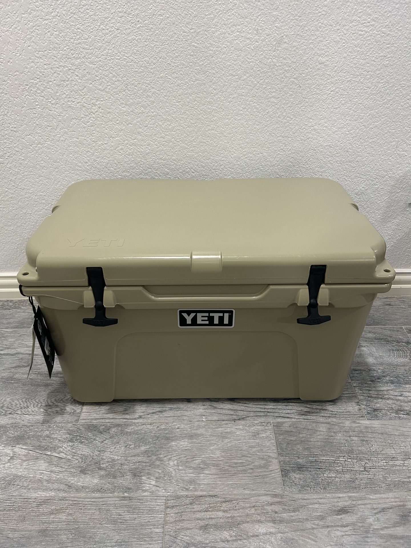 New Yeti Tundra 45 Tan Hard Cooler