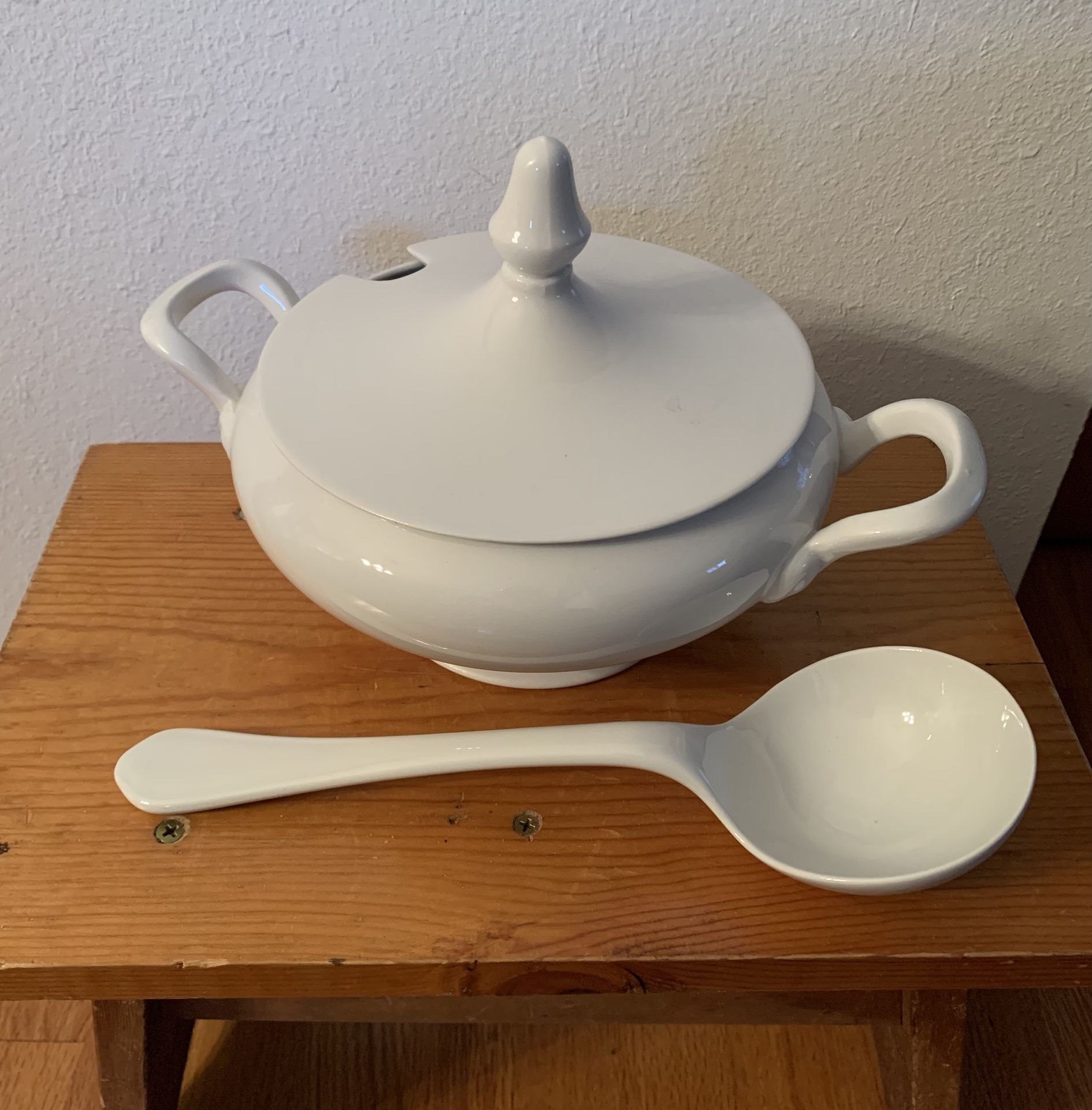 Vintage Tureen serving bowl with lid & ladle