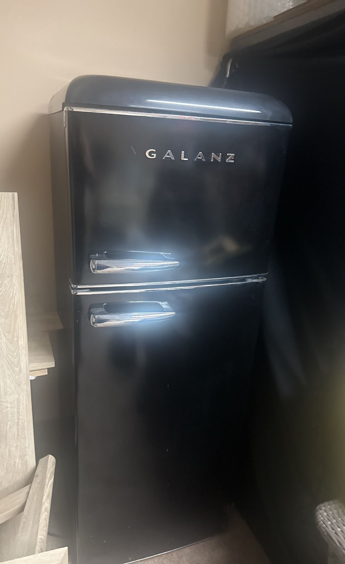 4.5 cu. ft. Retro Mini Fridge in Black with True Freezer Compartment
