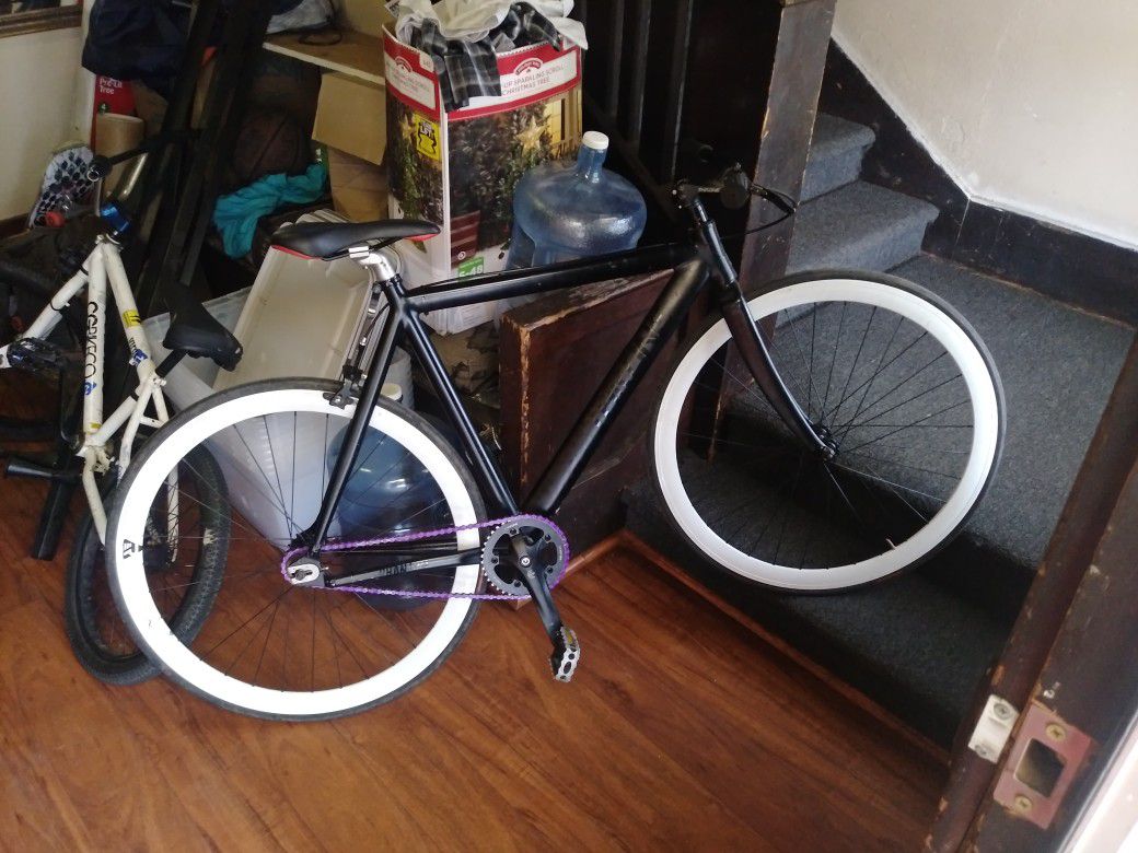 2019 Black Phantom Throne Fixie worth more then 500(practically new) selling asap tonight moving