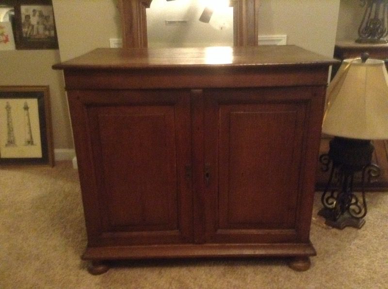 Oak 2 door cabinet