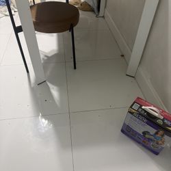 🚨White Frosted Glass Table  Not Free 🚨