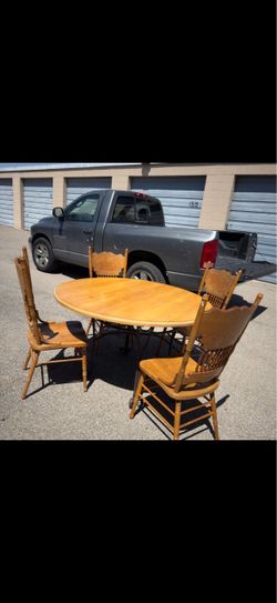 ❤️BEAUTIFUL SOLID WOOD ROUND DINNER TABLE AND 4 CHAIRS 53” DIAMETER❤️