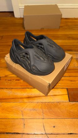KIDS YEEZY FOAM RUNNER Size 8k Used