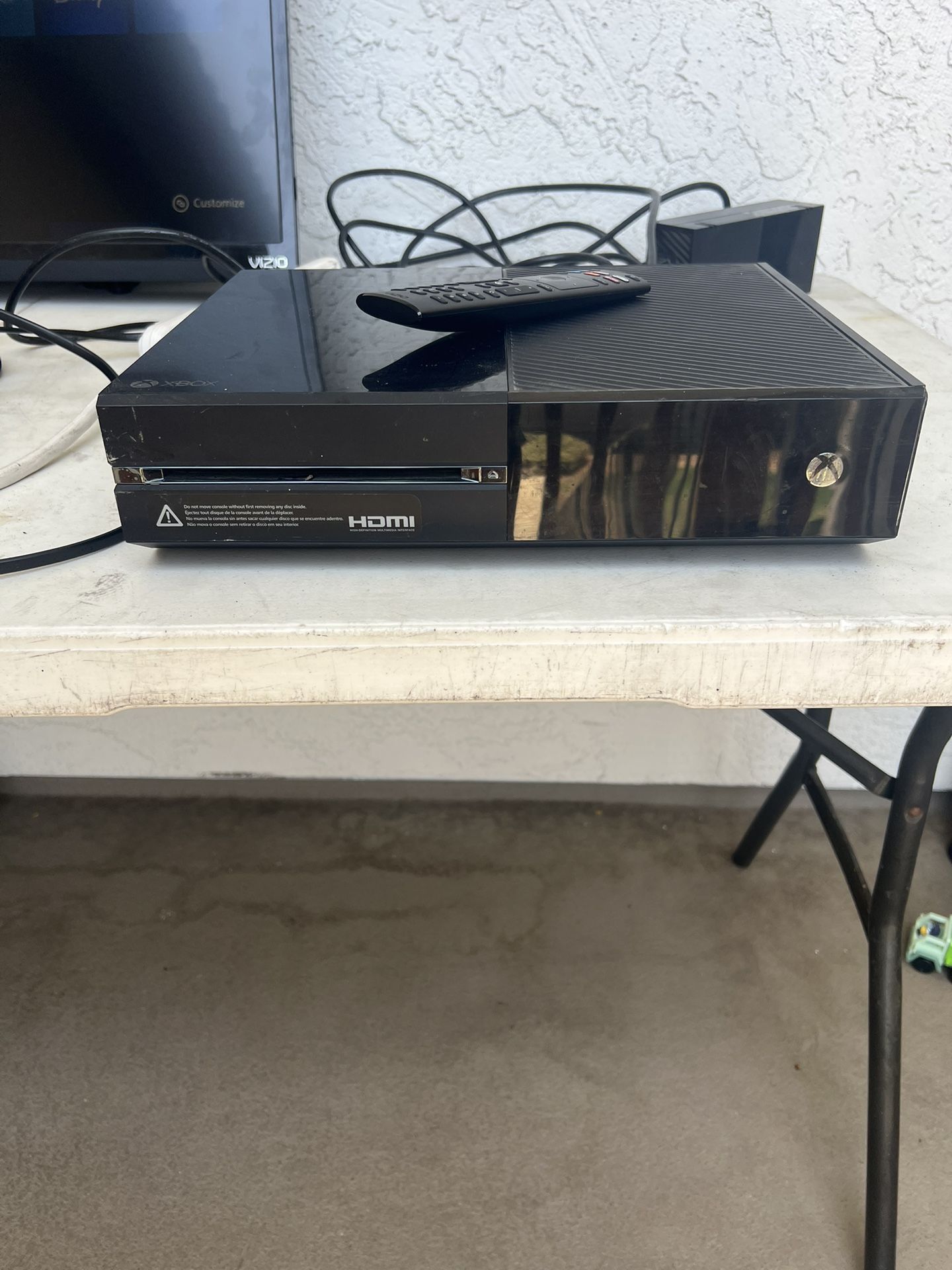 Xbox one model 1540 500gb comes with power adapter and hdmi cord. Doesn’t have controllers