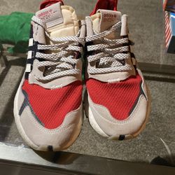 Boy’s Adidas Tennis shoes Size 4.5