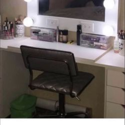 Make -up vanity 