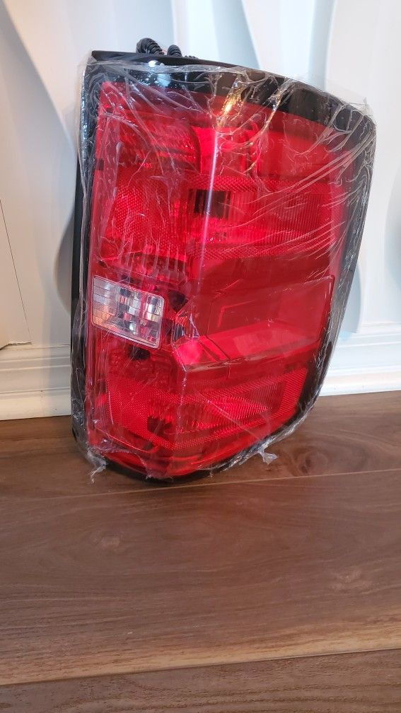 NEW- Srumto Driver Side Tail Light For 15-22 Chevy