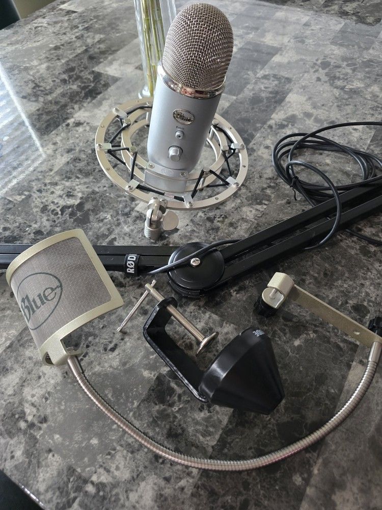 Blue Yeti USB Microphone & Rode Stand