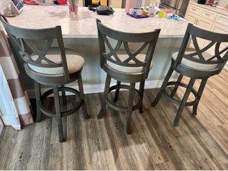 3 bar stools pretty much new