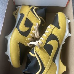 Nike Dunk Black And Yellow Cleats