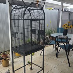 Jaula Gris Oscuro De Hierro Fuerte Para Aves En Buenas Condiciones