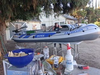 INTEX  BLOW UP BOAT