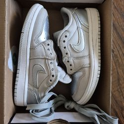 Kids Shoe Size 10.5 JORDAN 1 Low