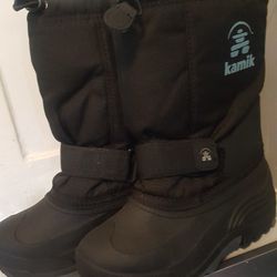 SNOW BOOT FOR CHILDREN SIZE 2 BUY NOW, BY WINTER WE,LL RAISED PRICES