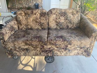 Love Seat/ Bed