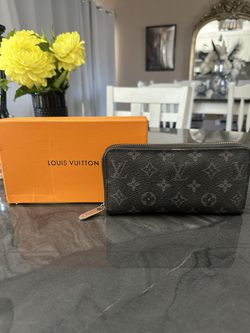 BLACK AND GRAY WOMENS WALLET