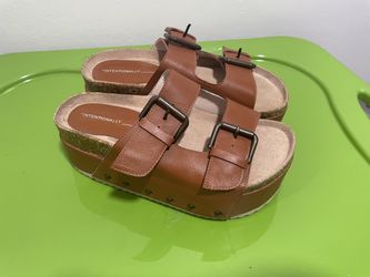 Intentionally Blank Buckle Leather Platform Sandals in Chestnut Size 6