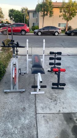Bicicleta y banco para las hacer pesas y otro para los pies