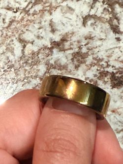 Oura Ring 4 - Gold with charger