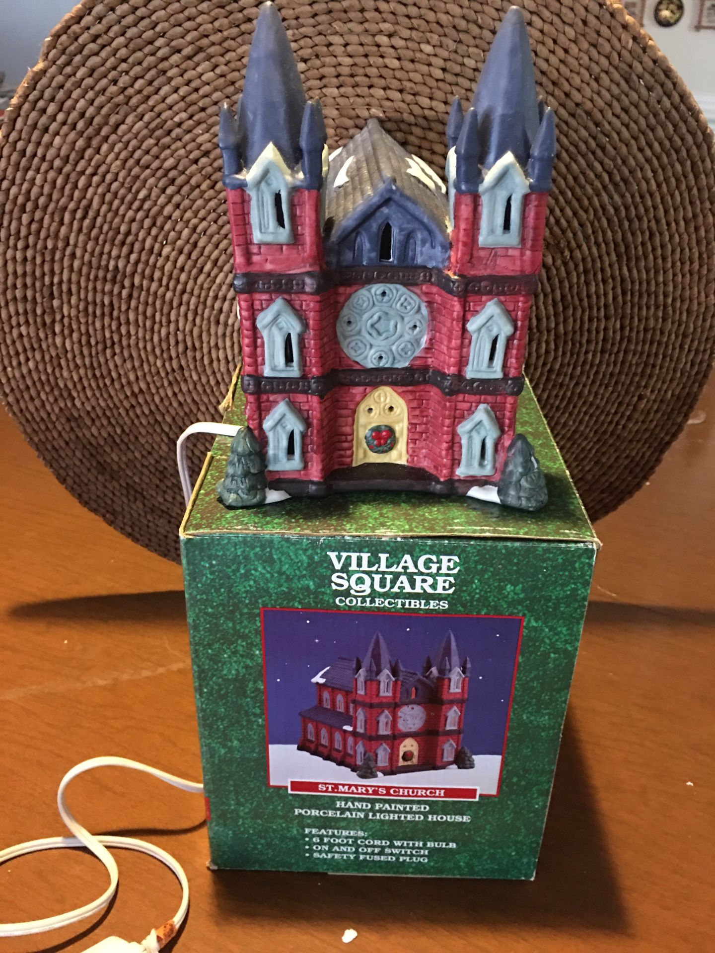 VILLAGE SQUARE COLLECTIBLES PORCELAIN LIGHTED HOUSE ST.MARY CHURCH 