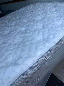 Queen size bed mattress king koil modern luxury medium euro top Stearns & foster lux reserve Aireloom Kluft beautyrest black world class saatva avocad