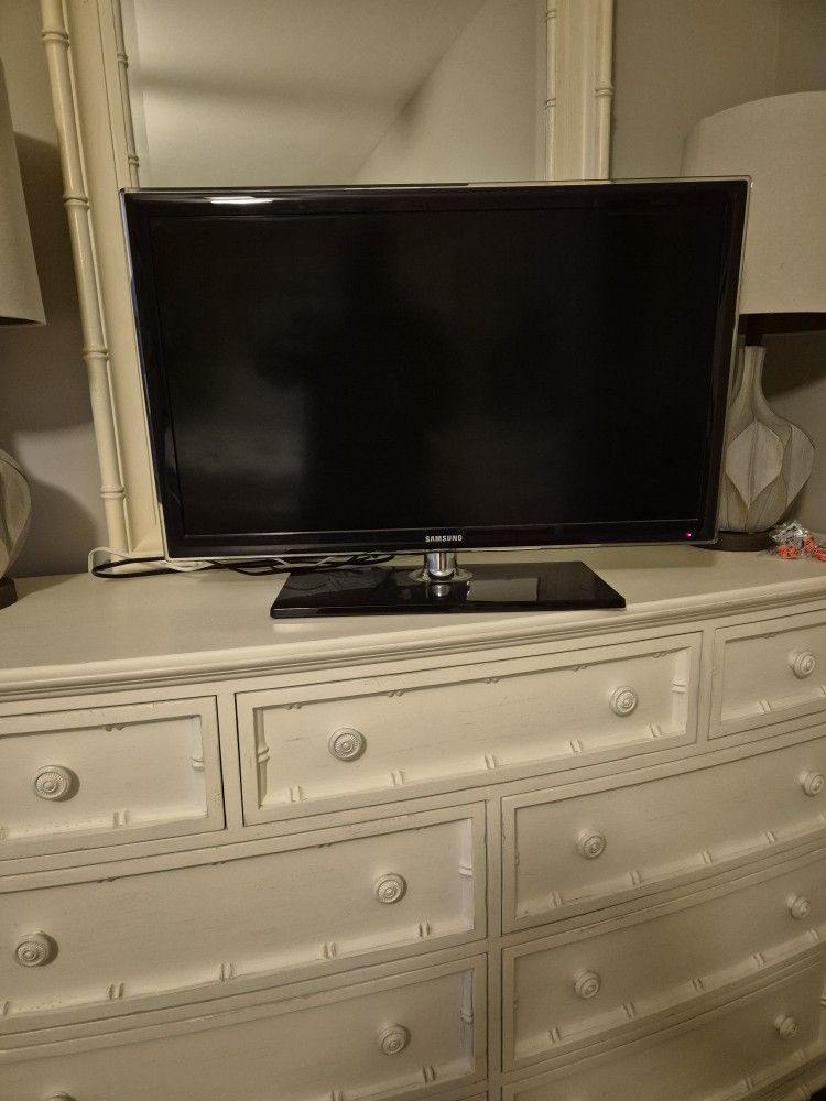 Samsung 32" Flat Screen TV With Remote Control