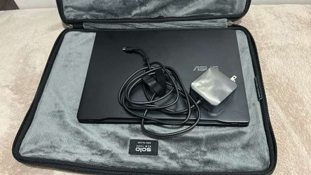 Computadora  nueva con estuche