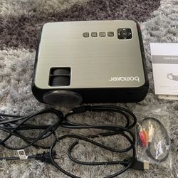 Bomaker 720P LED Projector