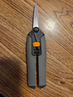 Fiskars
​Design: Ergonomic spring-loaded handles designed to reduce hand strain, complete with a slide lock mechanism