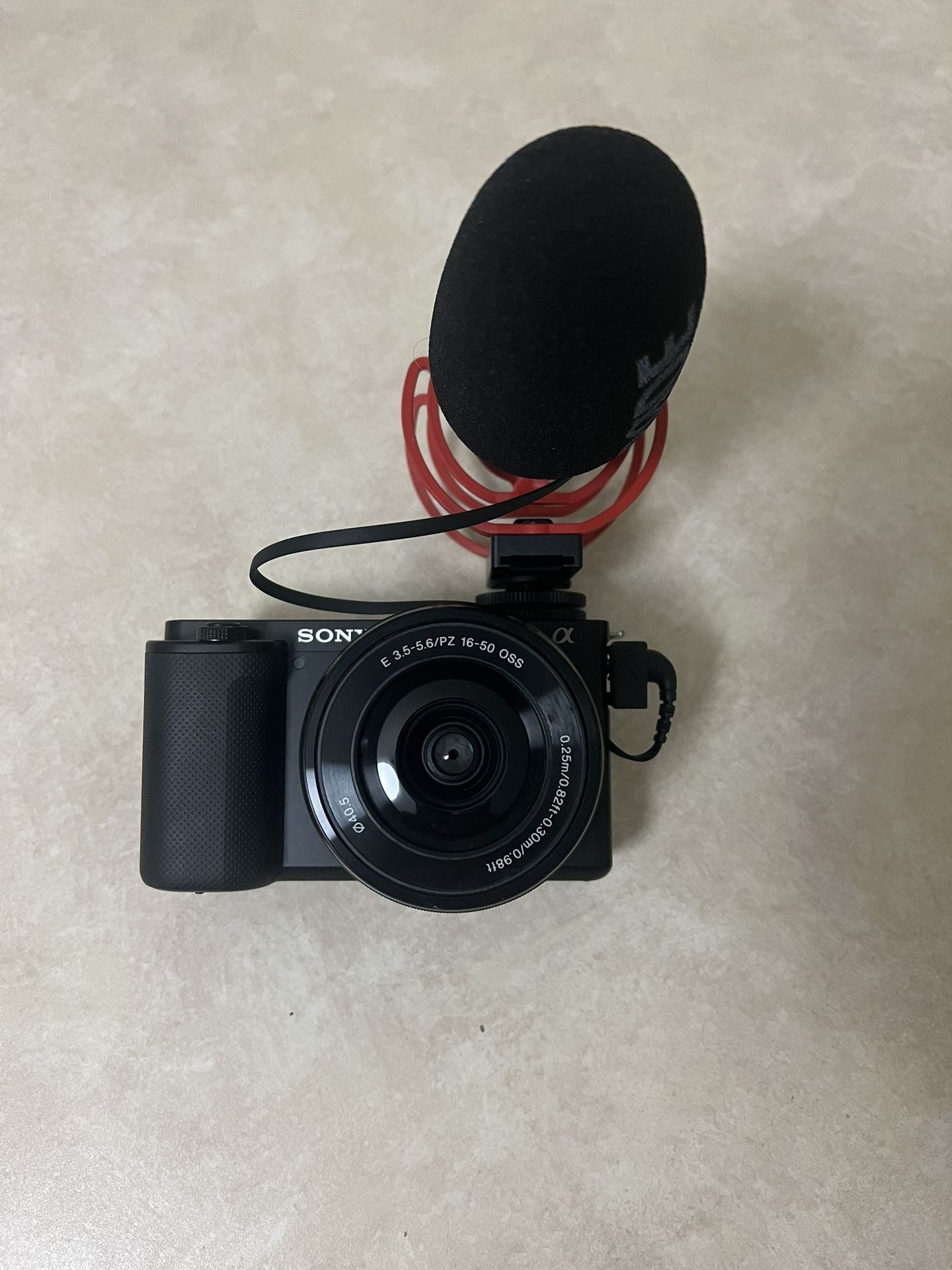Sony ZV-E10 Mirrorless Camera With RODE MICROPHONE AND CHARGER INCLUDED