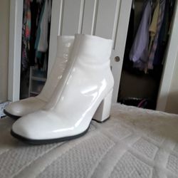 White Female Boots Size 9